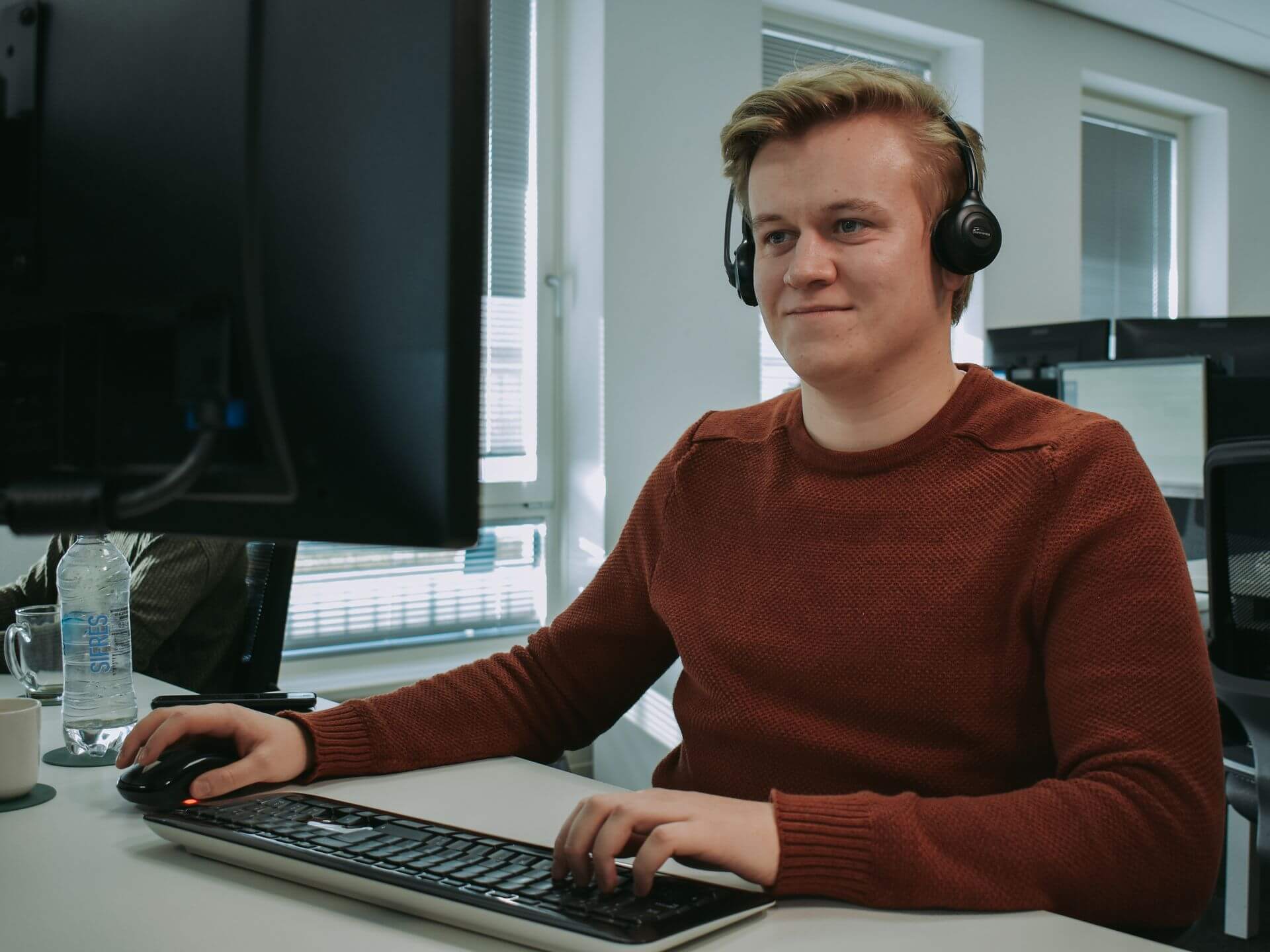 Content medewerker aan het bellen